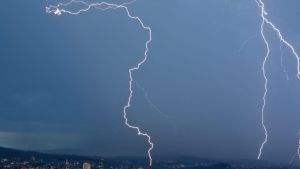 Decine di blackout col temporale in provincia di Pavia: case senza luce da ieri sera