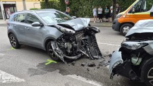 Prima scippa un’anziana, poi si schianta con il suv: paura in centro ad Abano Terme