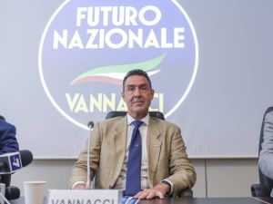 Quel Vannacci nodo di Gordio che strangola il centrodestra