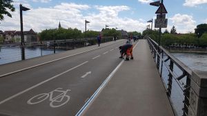 Konstanz macht blau: So sollen die Kanten auf der Fahrradbrücke deutlicher erkennbar sein