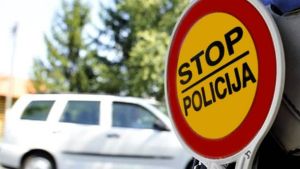 Sudar kod Dobanovačke petlje, autobus udario u stub