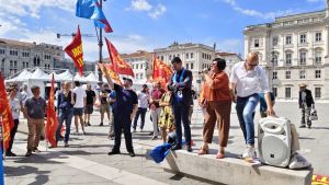 StarTech, la protesta di oltre 150 lavoratori in piazza Unità a Trieste