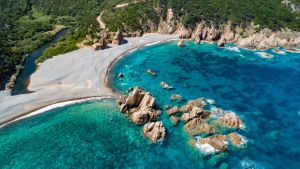 In Sardegna fra acque surgive, castelli di granito, omaggi a Kubrick e champagne