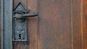 Licenciée pour avoir quitté une Eglise, le droit européen lui donne raison