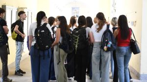 Acqua, lezioni in corridoio e (pochi) ventilatori in classe: così le scuole affrontano l’afa