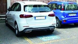 Multata auto di una disabile: «I vigili avevano i miei dati»