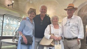 John Grisham da turista a cittadino di Cortona: lo scrittore ha comprato casa in Toscana (vicino a Jovanotti)