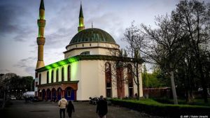 Groep mensen richt vernielingen aan bij Mevlana Moskee Rotterdam