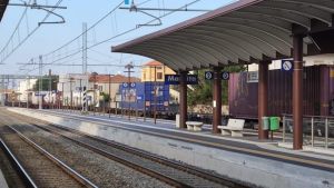 Travolto dal treno nei pressi della stazione: muore 35enne