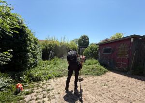 Oud-hovenier Son (42) knapt gratis tuinen op. ‘Het gaat om de mensen binnen, niet om de tuin’