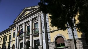 Las familias del IES de Trubia reclaman soluciones al calor tras la inédita suspensión de clases: “Hacen falta medios, con abrir las ventanas no basta