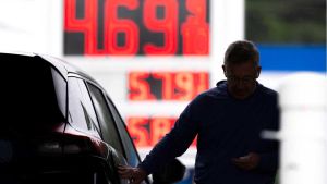 Il prezzo della benzina, l’inflazione, la crescita più lenta. Trump non può troppo “fregarsene” di Hormuz