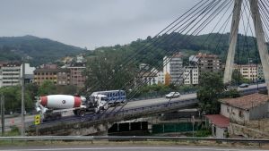 Atención con el puente atirantado del Corredor del Nalón en Sama: el tráfico pesado no podrá pasar desde el día 1 y el resto de vehículos, a menor velocidad