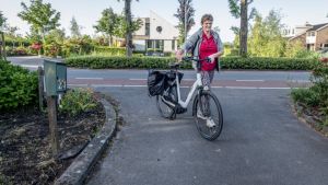 De wijkverpleegkundige komt steeds vaker op de elektrische fiets: ‘Geen last van hogere benzineprijs en nog sneller ook’