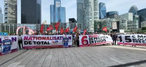 « Les Français n’ont pas le luxe d’avoir le plus grand groupe de pétrole privatisé » : devant la Tour Total, les communistes réclament la nationalisation du groupe pétrolier