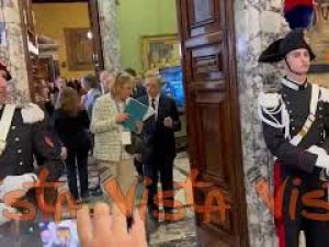 Mario Draghi esce dalla sala di Palazzo Koch dopo la relazione annuale di Bankitalia