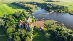 Wonen op een terp op steenworp afstand van het IJsselmeer. ‘De buitenkant maakt het uniek’