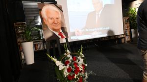 Naklon i aplauzi Mićunu, profesoru, borcu za demokratiju i slobodu, golootočaninu, šezdesetoosmašu, čoveku koji je proživeo sve torture i ostao moralni putokaz u ovom našem mraku