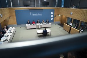 Bruno Bruins en Marion Koopmans sparen in eerste coronaverhoren de Tweede Kamer niet