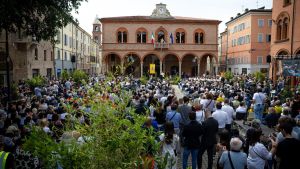 Mirandola inaugura il municipio 14 anni dopo il terremoto. Meloni: “Simbolo di rinascita”. De Pascale: “Giorno di grande festa”