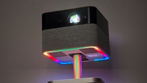 Este proyector de Epson se camufla perfecto en el living: su único tropiezo es su sensibilidad