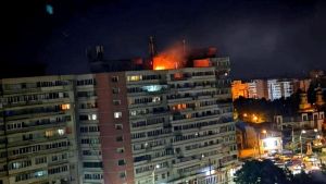 Drone russo su una città Ue, colpito un condominio in Romania. Incendio e due feriti, Nato in allerta
