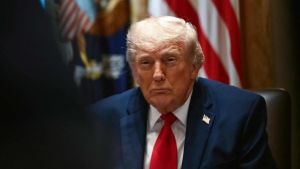 Trump, (in)decisione finale: fumata nera dopo la situation room. E l’Iran frena: Hormuz è nostro