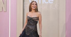 Jennifer Lopez e o eterno desejo pela Versace