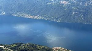 Nafta nel lago di Como: 5 chilometri quadrati di veleno. La Procura apre un’inchiesta