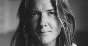 Nå kommer bøkene fra barna som vokste opp i 1970-talls­kom­mu­nismen – både i Norge og Sverige.