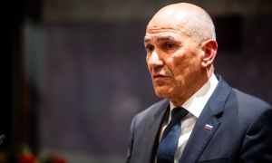 Janez Janša v objemu s trenirkarji