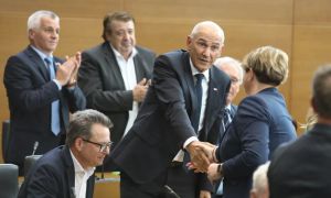 Janševa ekipa med lojalnostjo, presenečenji in politično prtljago