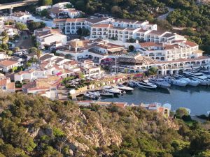 IYO evade da Milano e va in Costa Smeralda
