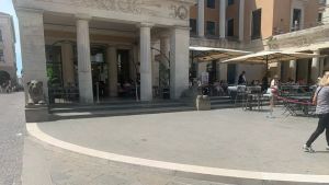 Tavolini davanti ai leoni del Caffè Pedrocchi, il Comune: «Già rimossi»