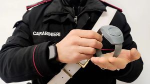 Stacca la corrente alla ex e si presenta da lei con un cappio: braccialetto elettronico a un 54enne