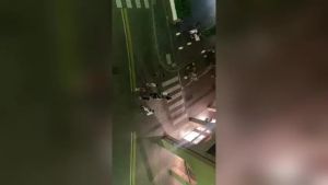 Calci e bottigliate in zona rossa a Treviso: le immagini della rissa tra giovani