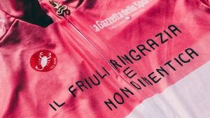 Una maglia rosa speciale per onorare il 6 maggio 1976