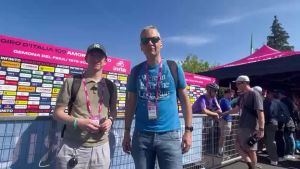 Giro 2026, a Gemona l'omaggio della corsa alle vittime del terremoto di 50 anni fa