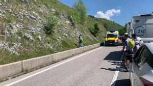 Malore sulla salita di Piancavallo durante il Giro d’Italia: motociclista di 70 anni in pericolo di vita