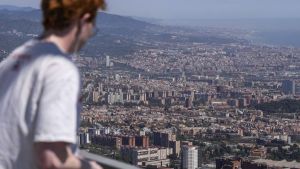 El crecimiento de Barcelona frena y se apoya en la inmigración ante una natalidad ínfima y la fuga de jóvenes