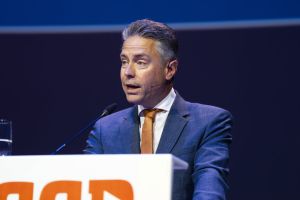 SGP-leider Stoffer bezorgd over ‘vleugellam koffiekabinet’. ‘Minderheid heeft het niet voor het zeggen’