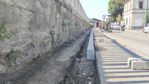 «Inutile e non a norma». Anche i ciclisti bocciano la pista di via Bricchetti