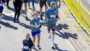 Alma løb med kon­gen: Dagen efter kom re­ak­tio­ner­ne på stri­be