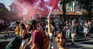 Tutti a sgobbare, tranne quattro fanatici: c'è più lavoro ma la sinistra frigna. E un saluto ai lettori