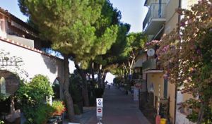 Cade in vacanza all'Elba dopo il bagno a Procchio: il Comune deve pagare 15mila euro