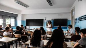 Bidello allontanato da scuola, i racconti delle ragazze: «Ci seguiva nei bagni, ci ha anche palpeggiate»