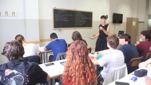 Malore durante l’interrogazione: 13enne sviene e sbatte la testa