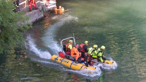 A 15 anni si tuffa nel torrente e non riemerge, i sommozzatori trovano il corpo a 10 metri di profondità