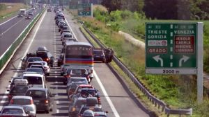 Ponte del 2 giugno, traffico intenso ma senza criticità: boom di veicoli verso mare e confini