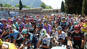 Giro d’Italia, commozione a Gemona: il tributo alle vittime del terremoto commuove la carovana rosa